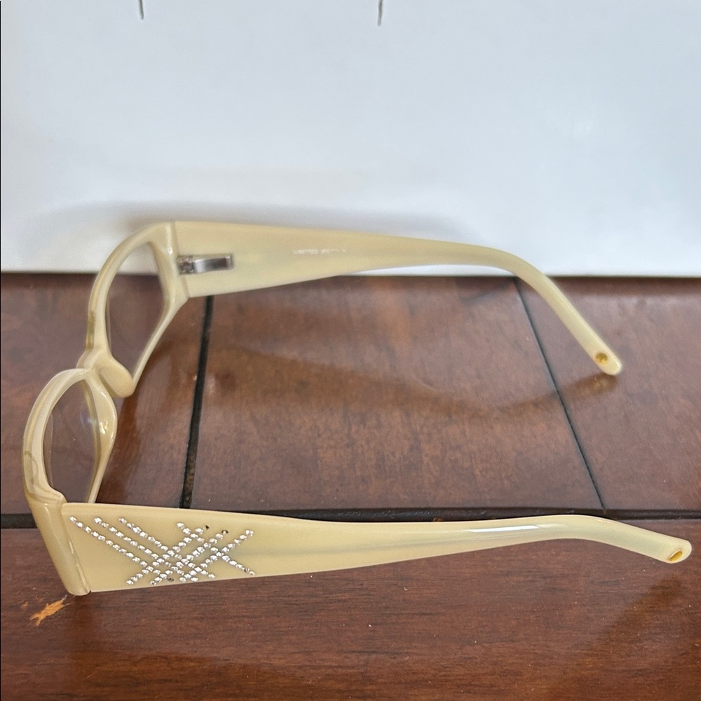 Elegant Cream Sunglasses with Rhinestone Detail